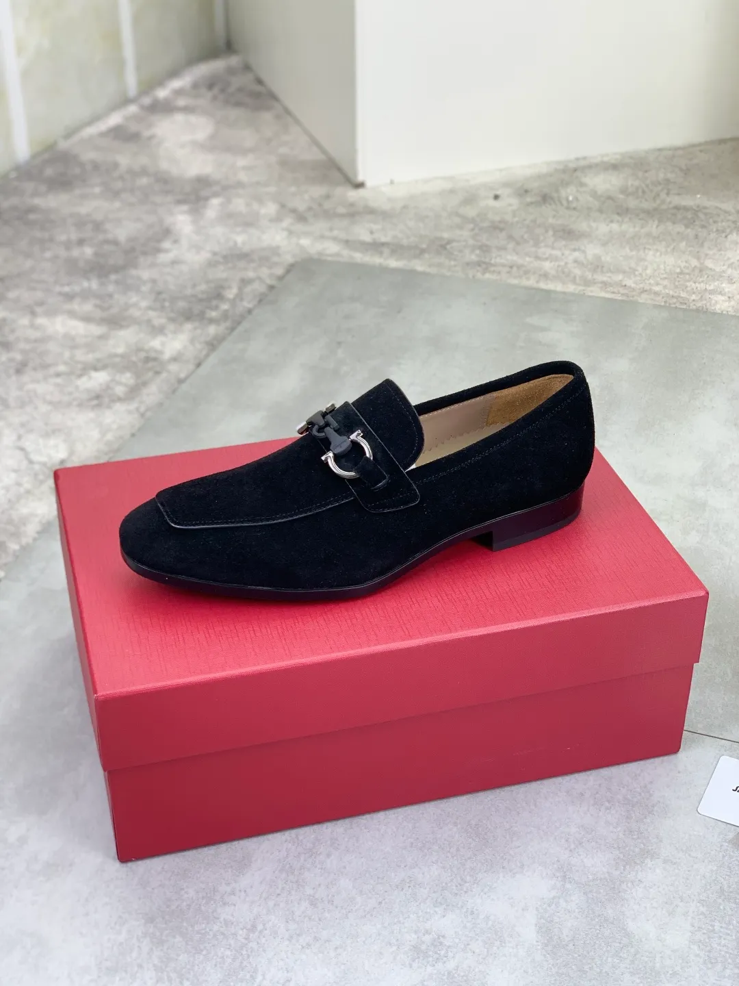 Men's men's shoes 💰P600💰[New model] High quality water-dyed cowhide 🆘[Salvatore Ferragamo] Ferragamo's latest casual business leather shoes for men! Listed simultaneously! The fabric is made of specially imported original calfskin, and the interior is made of imported water-dyed cowhide. It is absolutely luxurious and leads the fashion trend. High-end rubber outsole, size: 38-44 (45 and 46 can be customized) 5️⃣ colors available
